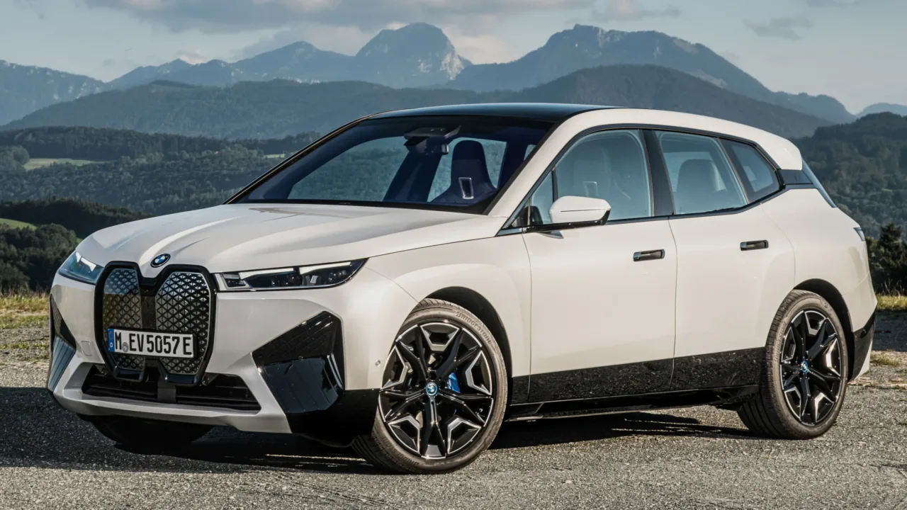 BMW-iX-xDrive50-Mineral-White